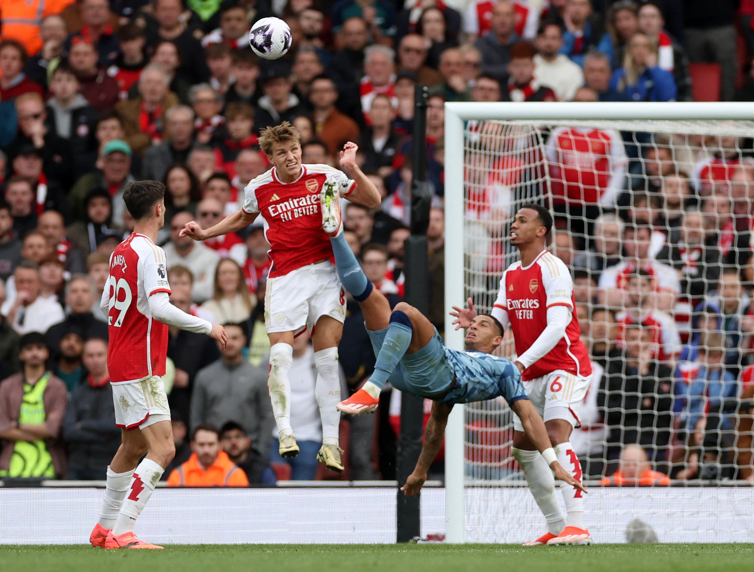 Martin Odegaard đối đầu cùng Diego Carlos của Aston Villa