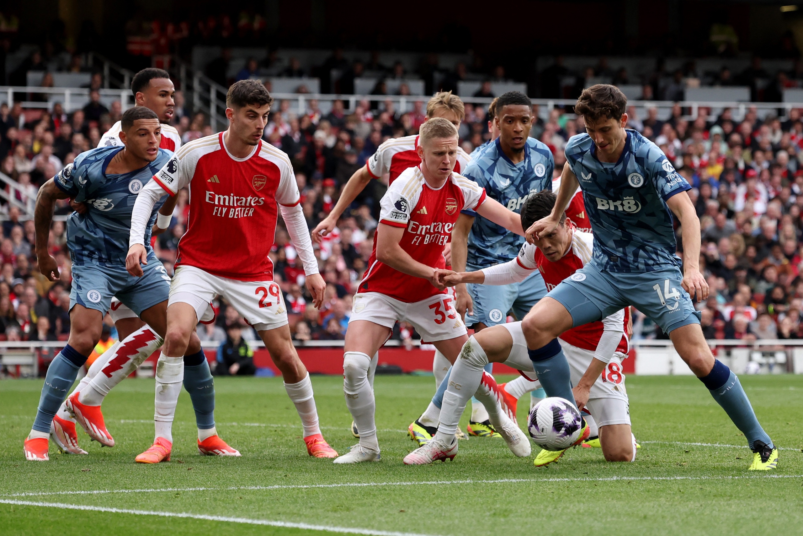 Hàng thủ Arsenal vất vả phòng ngự từ cuối hiệp 1