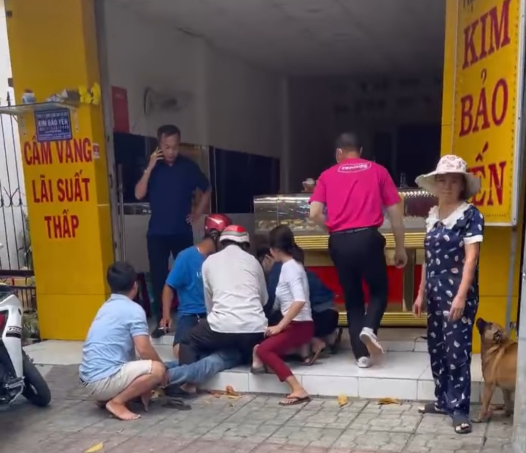 CLIP: Vây bắt kẻ cướp tại tiệm vàng ở Long An- Ảnh 2.