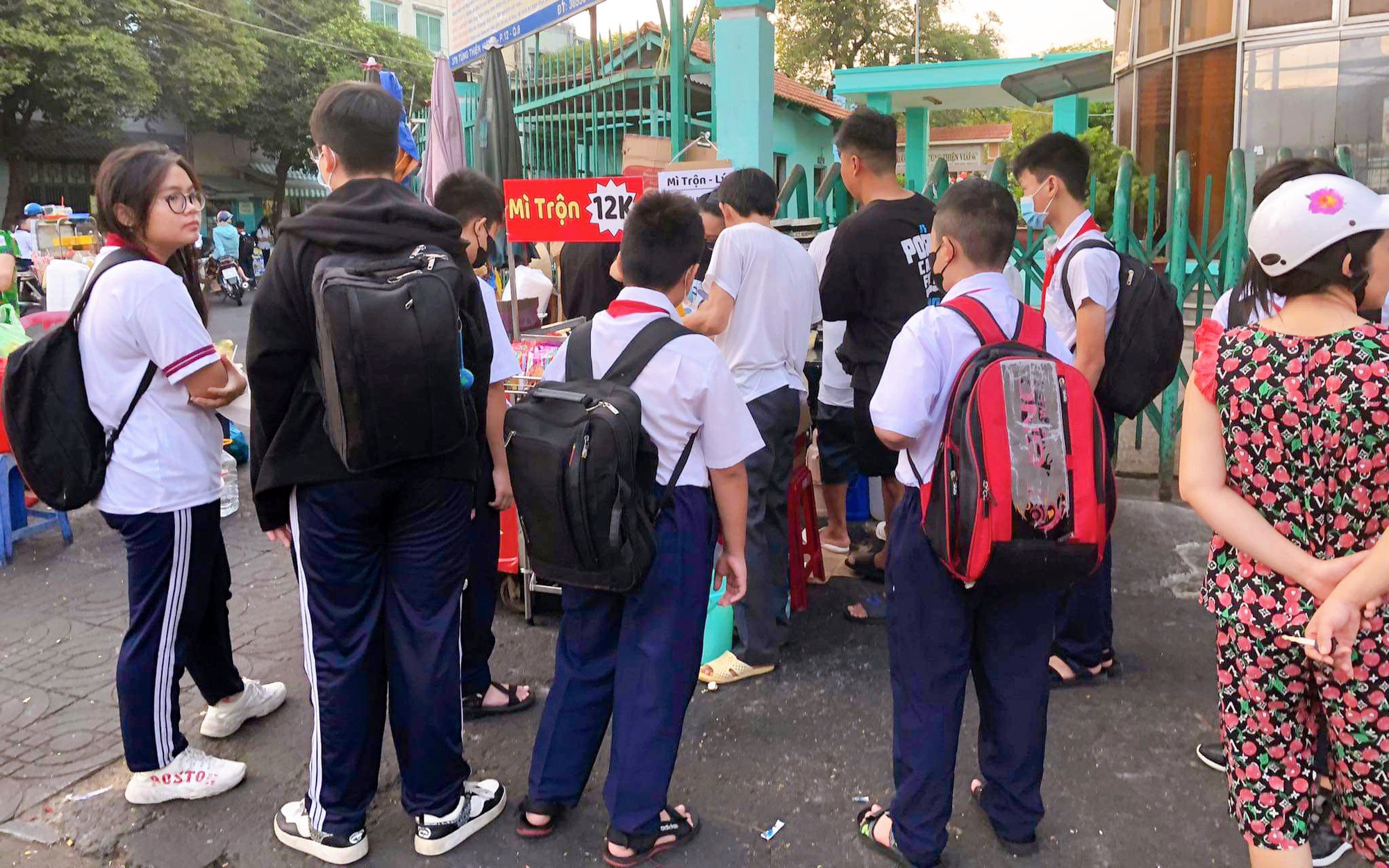 Hàng rong bao vây cổng trường