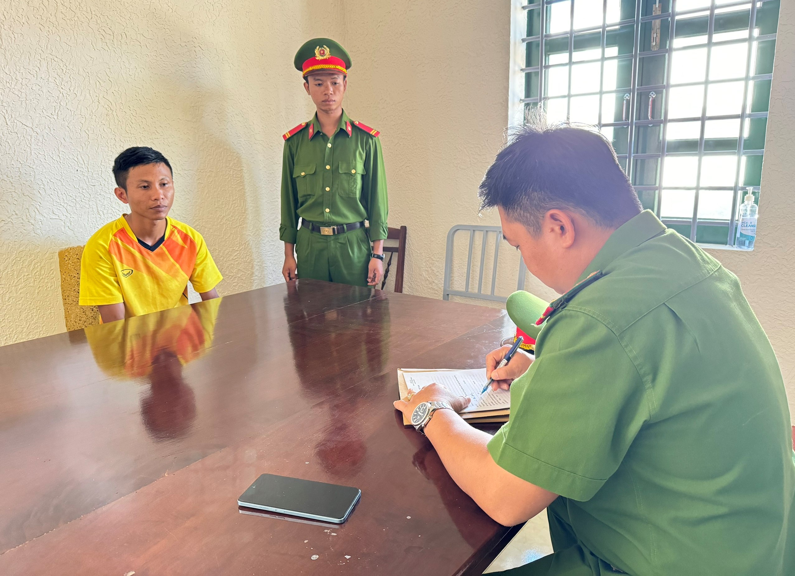 Công an chốt chặn các ngả đường, bắt nghi phạm cướp giật tài sản- Ảnh 1.