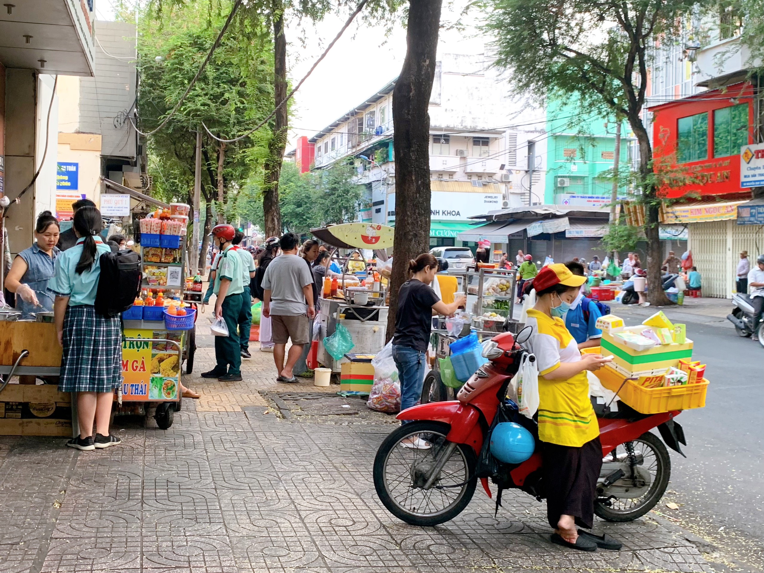 Trên vỉa hè trước cổng Trường THCS Lý Phong (quận 5, TP HCM) nhìn đâu cũng thấy những xe hàng rong buôn bán Ảnh: ÁI MY