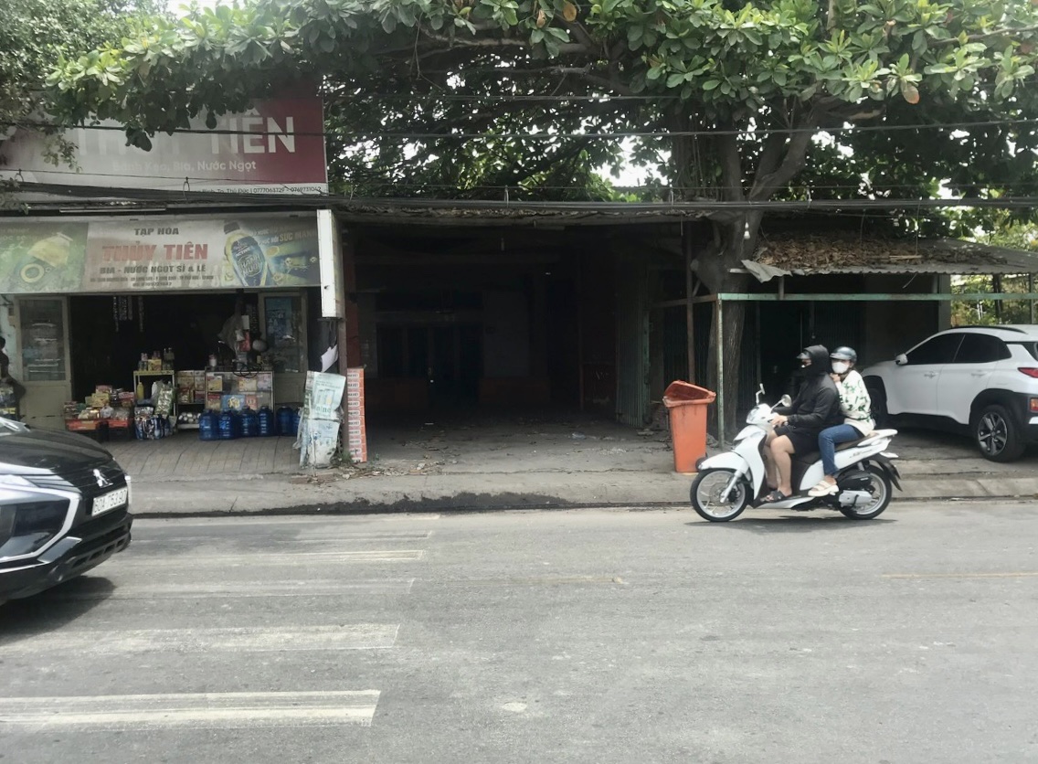 Căn nhà của ông Đoàn Minh Phương (giữa) nhưng lập hồ sơ bồi thường cho người khác