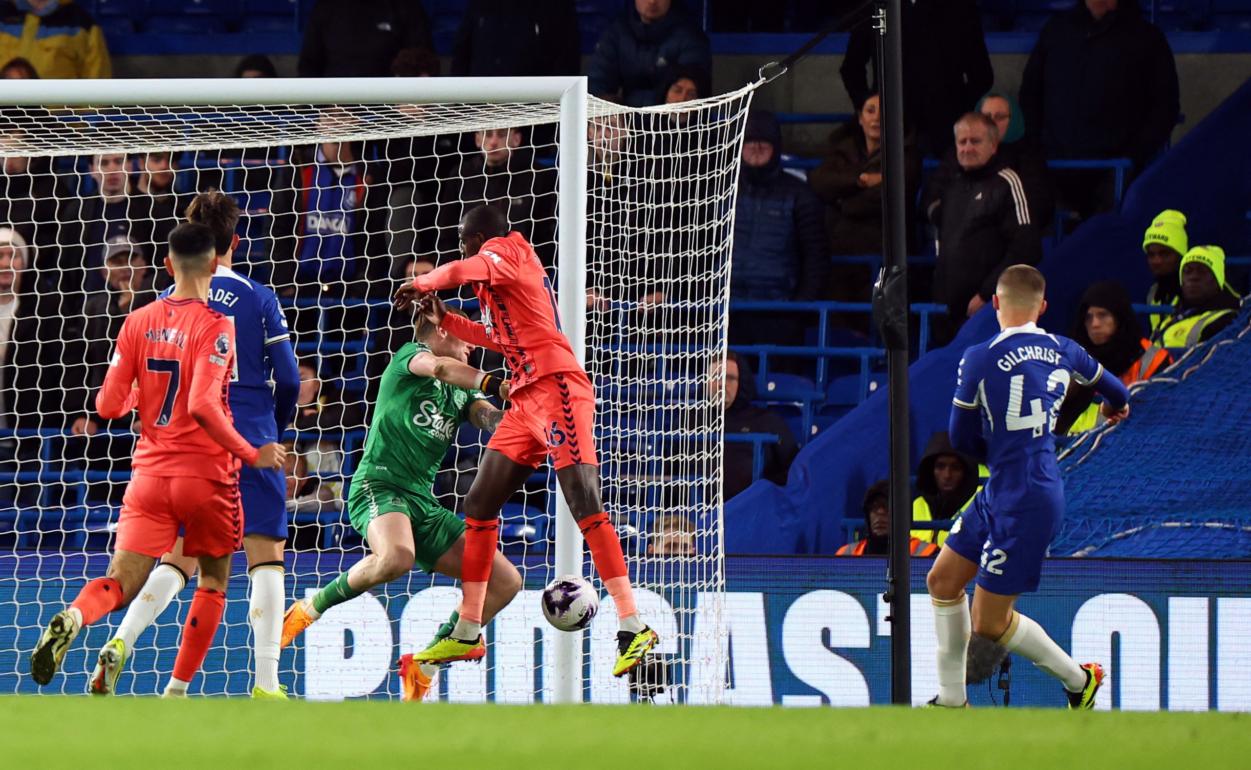 Alfie Gilchrist ấn định chiến thắng 6-0