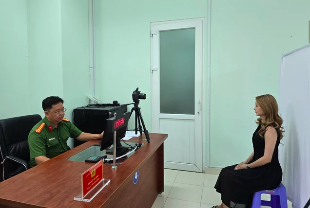 Công an sẽ thu thập dữ liệu mống mắt khi làm thẻ căn cước- Ảnh 1.
