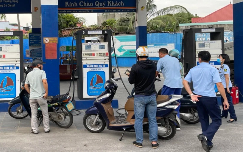 Gần 100 cửa hàng, cột bơm xăng dầu bị thu hồi giấy phép vẫn hoạt động