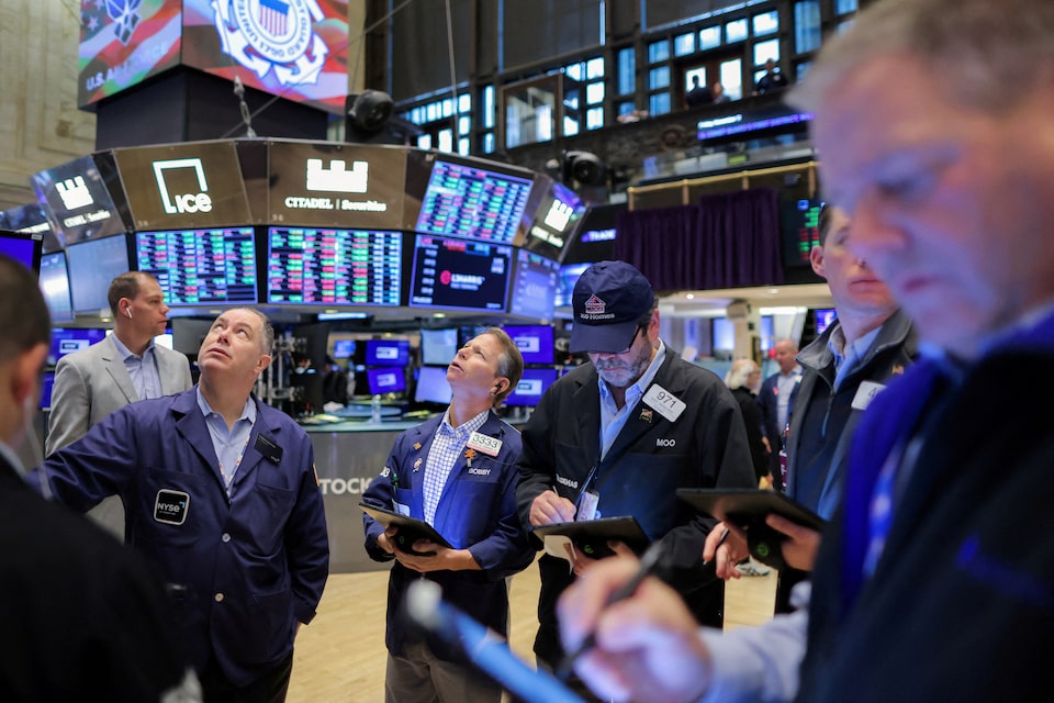 Các nhà giao dịch tại Sở giao dịch chứng khoán New York - Mỹ. Ảnh: Reuters