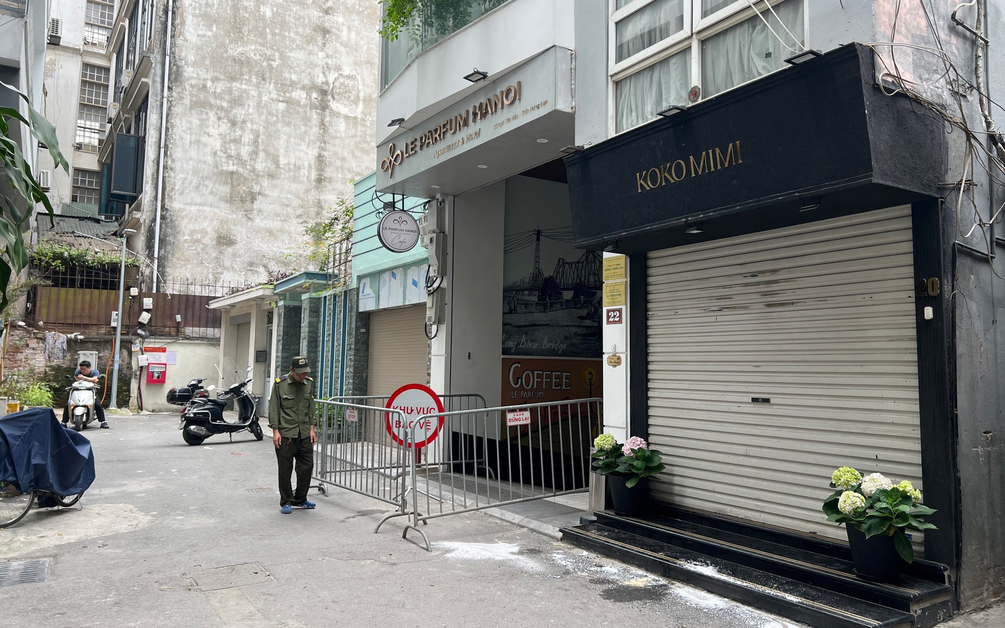 2 công nhân sửa kính rơi từ tầng 8 xuống tử vong