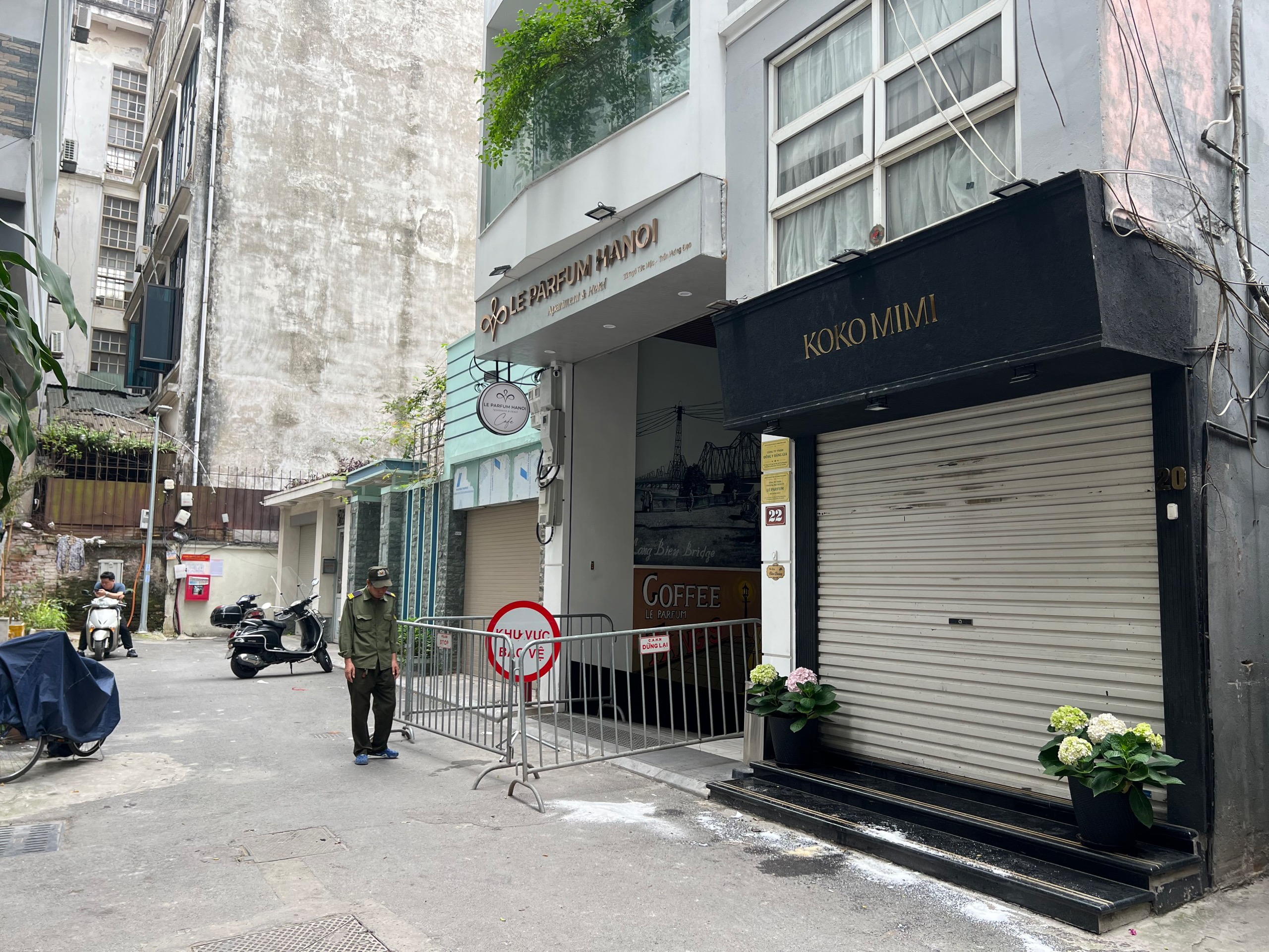 2 công nhân sửa kính rơi từ tầng 8 xuống tử vong- Ảnh 1.