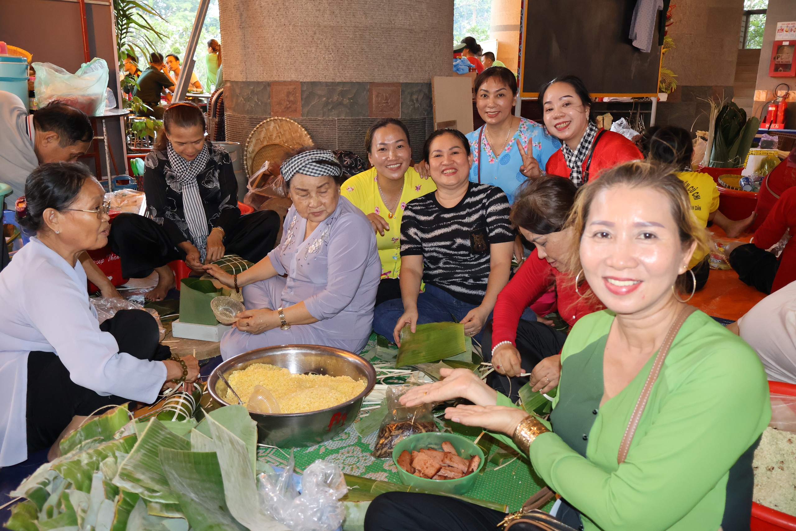 Rộn r&agrave;ng tranh t&agrave;i g&oacute;i - nấu b&aacute;nh chưng d&acirc;ng c&uacute;ng Quốc Tổ H&ugrave;ng Vương- Ảnh 1.