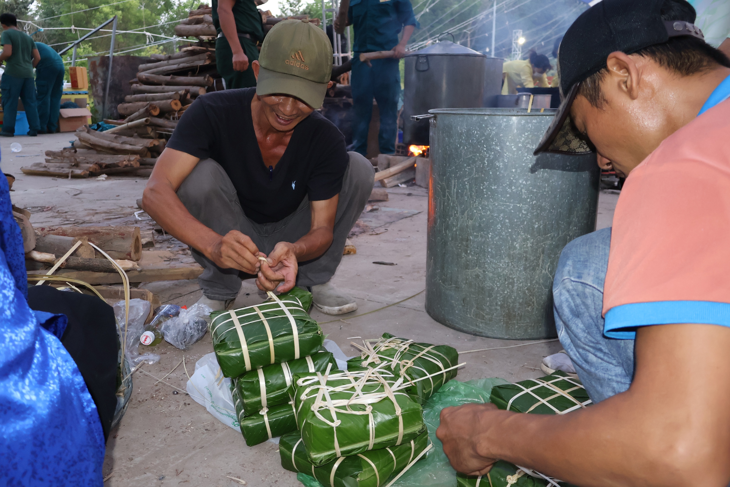 Rộn r&agrave;ng tranh t&agrave;i g&oacute;i - nấu b&aacute;nh chưng d&acirc;ng c&uacute;ng Quốc Tổ H&ugrave;ng Vương- Ảnh 2.