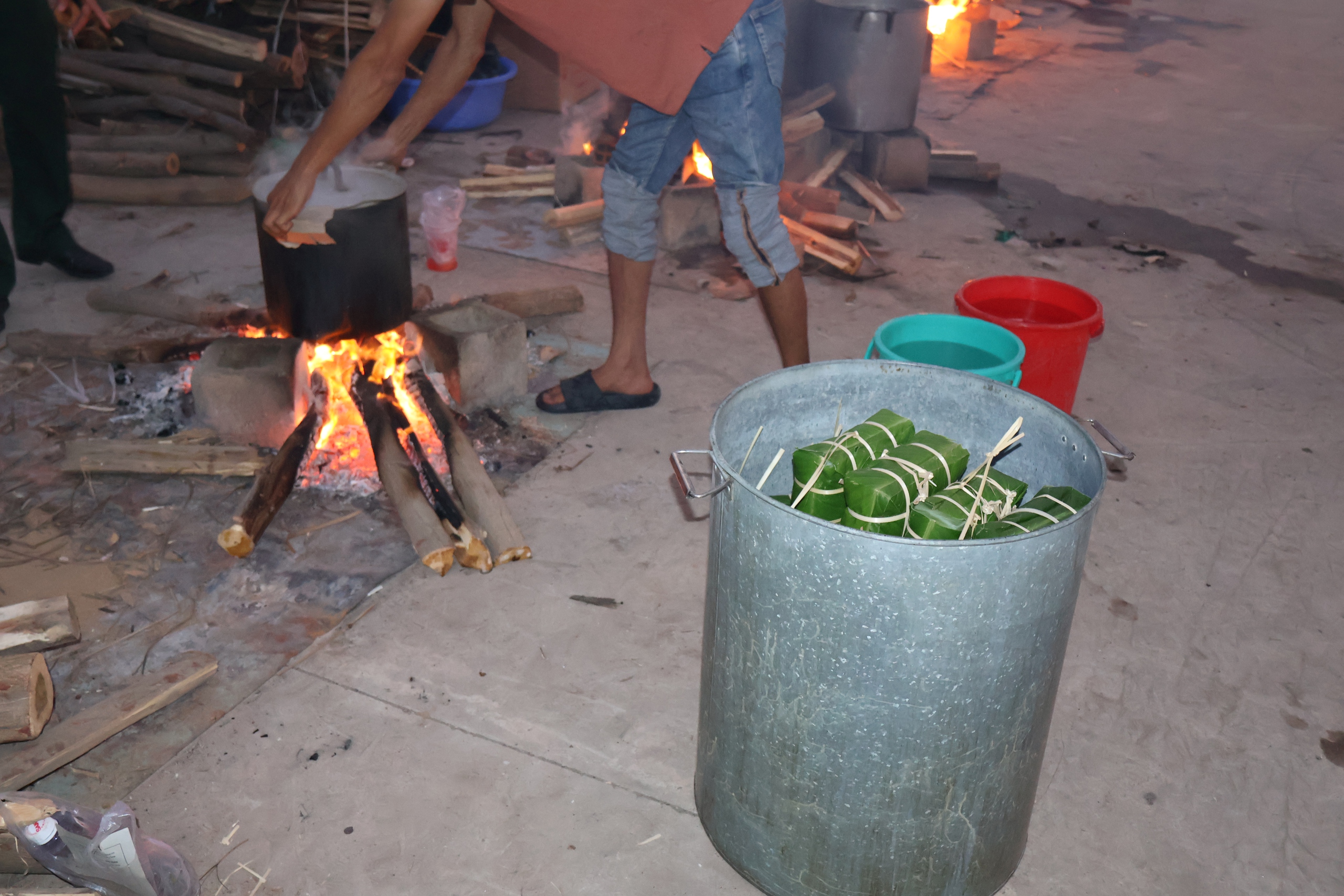 Rộn r&agrave;ng tranh t&agrave;i g&oacute;i - nấu b&aacute;nh chưng d&acirc;ng c&uacute;ng Quốc Tổ H&ugrave;ng Vương- Ảnh 4.