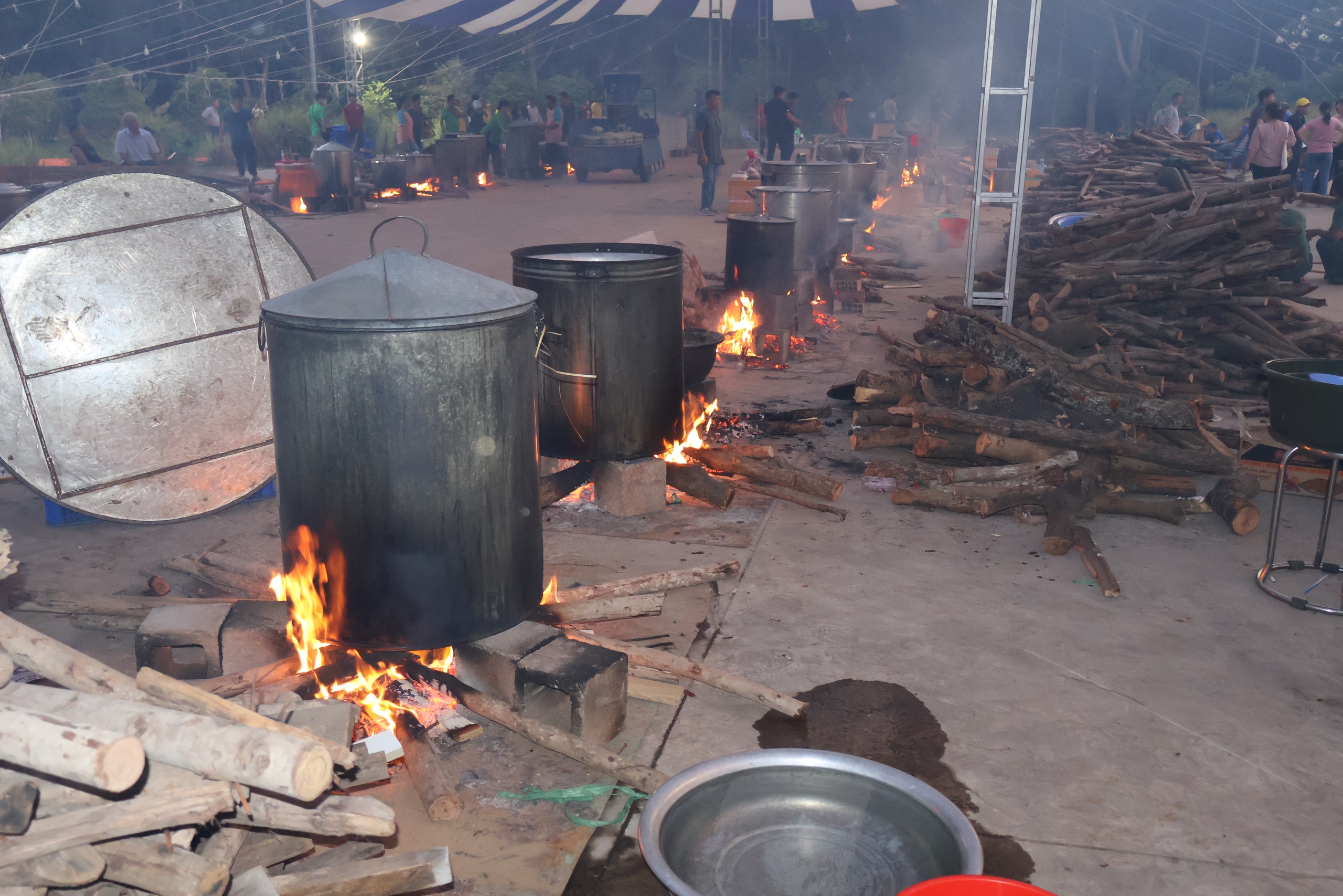 Rộn r&agrave;ng tranh t&agrave;i g&oacute;i - nấu b&aacute;nh chưng d&acirc;ng c&uacute;ng Quốc Tổ H&ugrave;ng Vương- Ảnh 5.