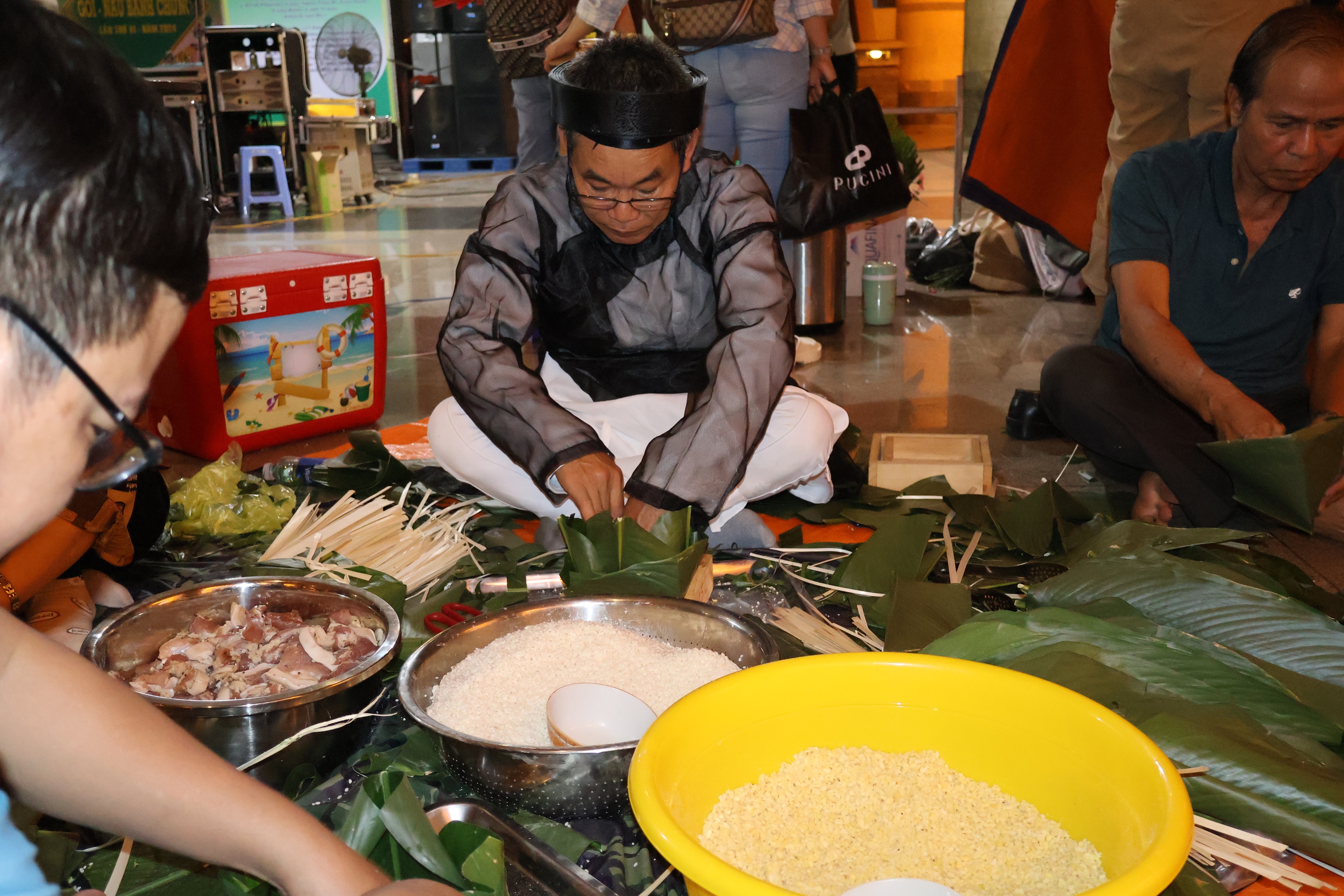 Rộn r&agrave;ng tranh t&agrave;i g&oacute;i - nấu b&aacute;nh chưng d&acirc;ng c&uacute;ng Quốc Tổ H&ugrave;ng Vương- Ảnh 3.