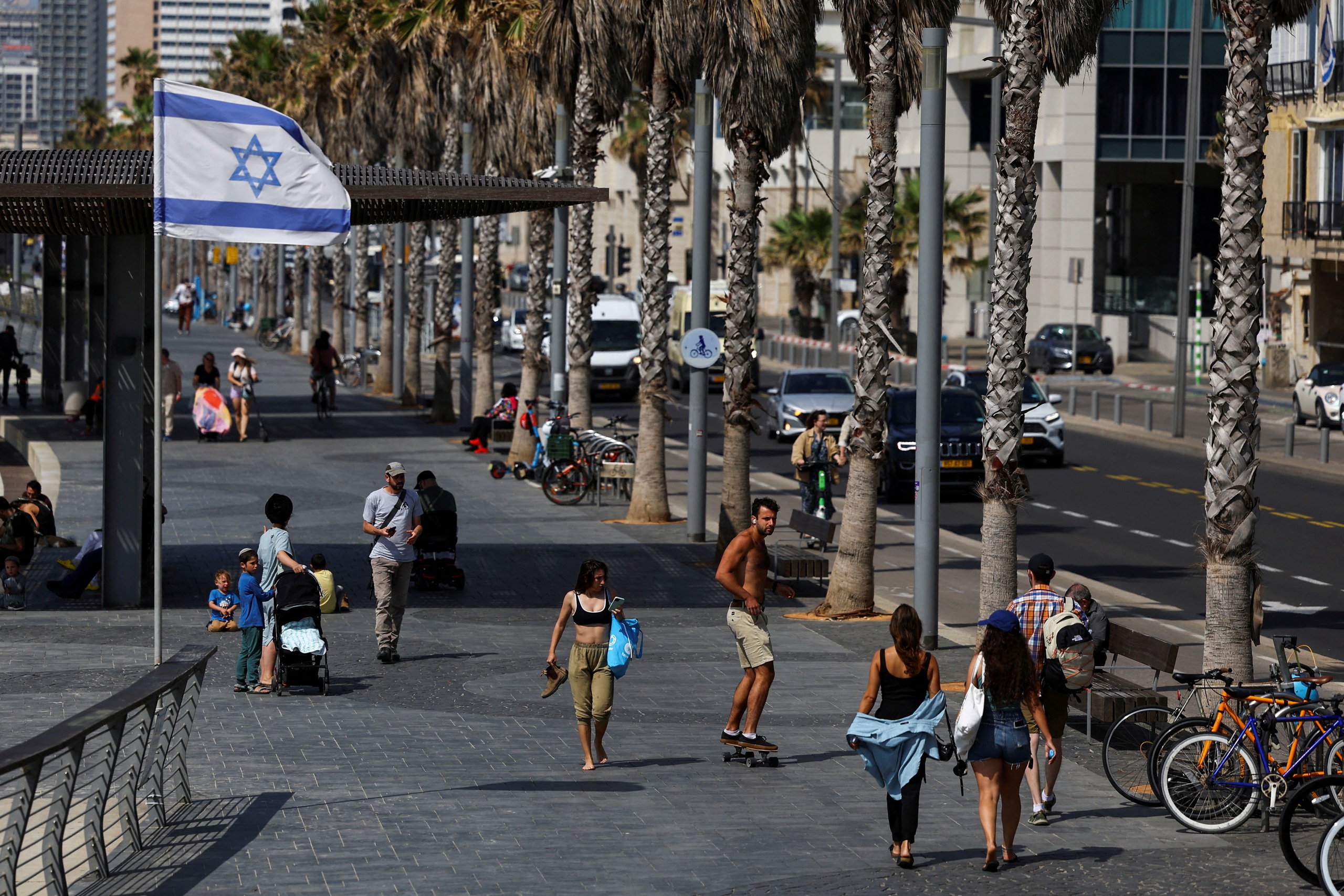 Người d&acirc;n Israel đi lại tr&ecirc;n đường phố Tel Aviv ng&agrave;y 14-4, sau cuộc tấn c&ocirc;ng của Iran. Ảnh: Reuters