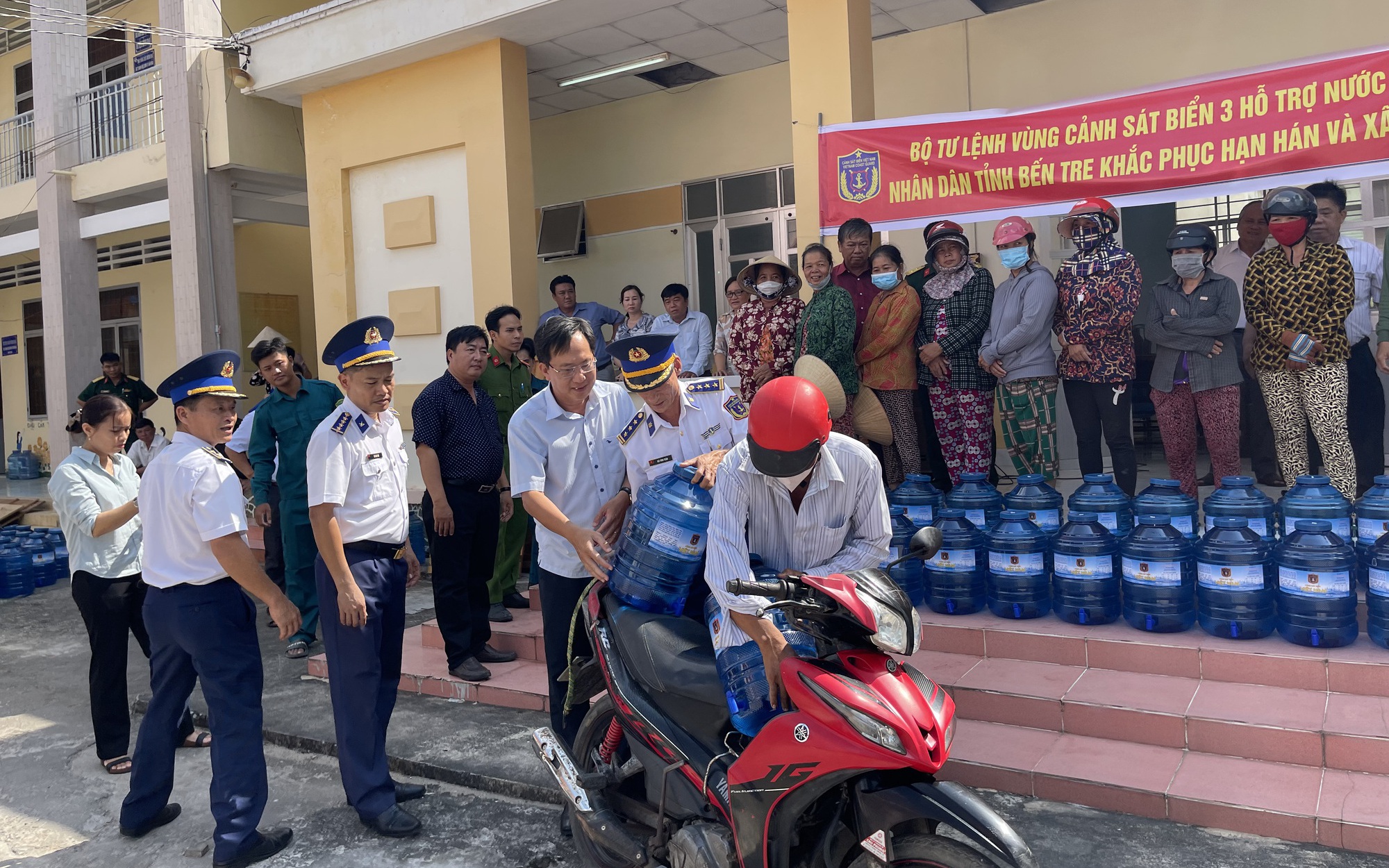 Cảnh sát biển hỗ trợ nước tinh khiết cho người dân vùng hạn, mặn