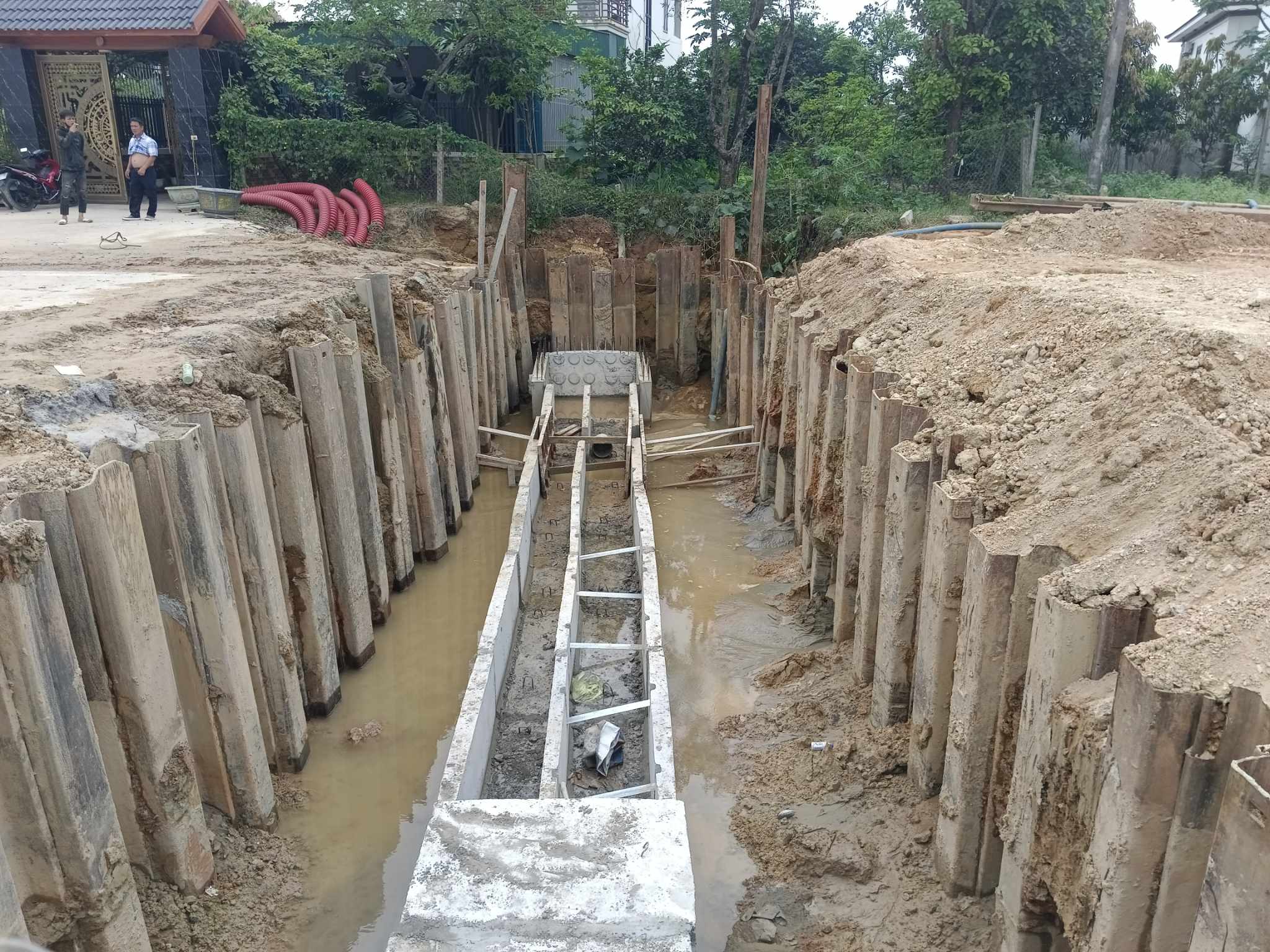 Ph&aacute;t hiện nam thanh ni&ecirc;n tử vong dưới hố c&ocirc;ng tr&igrave;nh dự &aacute;n ng&agrave;n tỉ đồng- Ảnh 1.