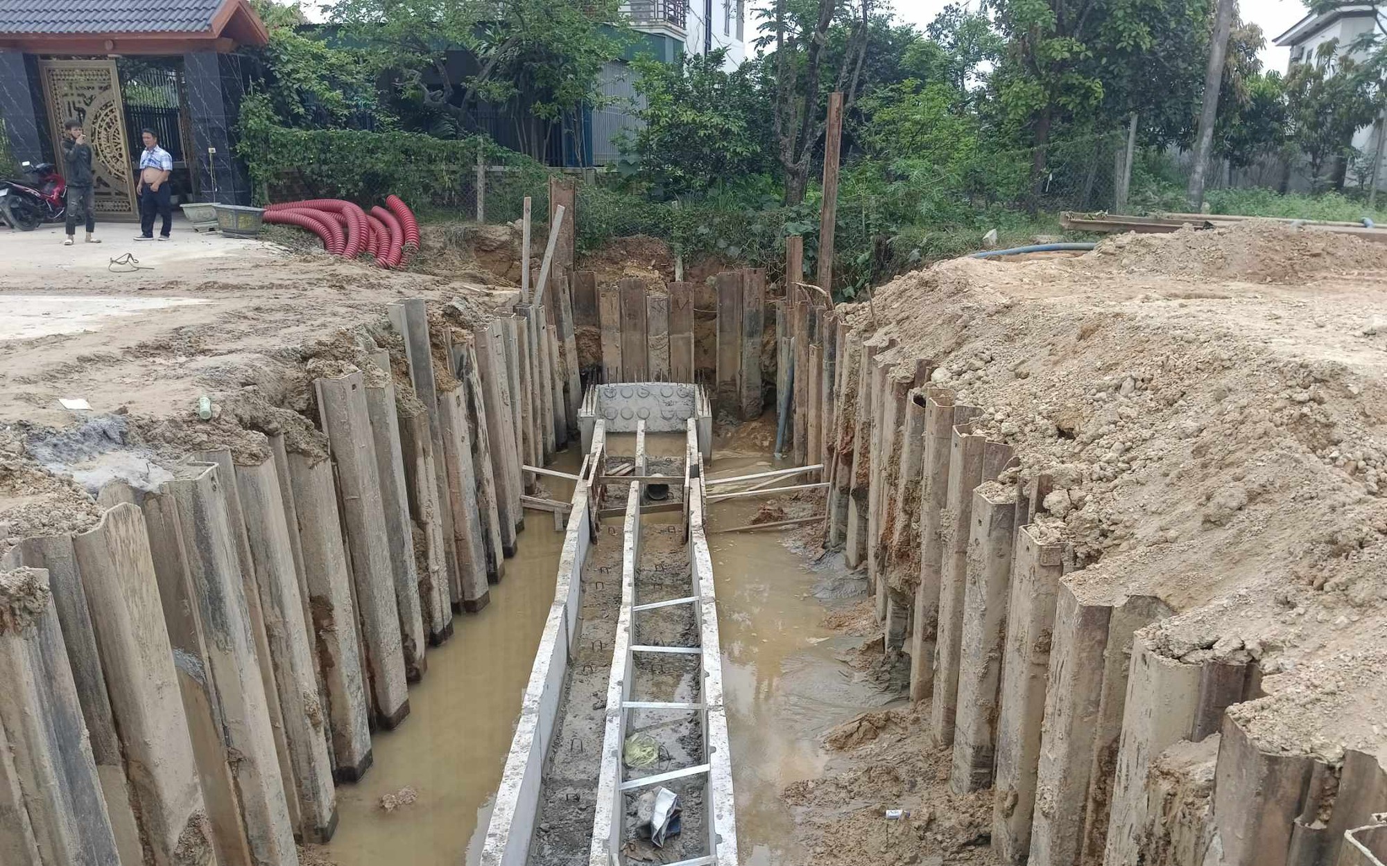 Phát hiện nam thanh niên tử vong dưới hố công trình dự án ngàn tỉ đồng