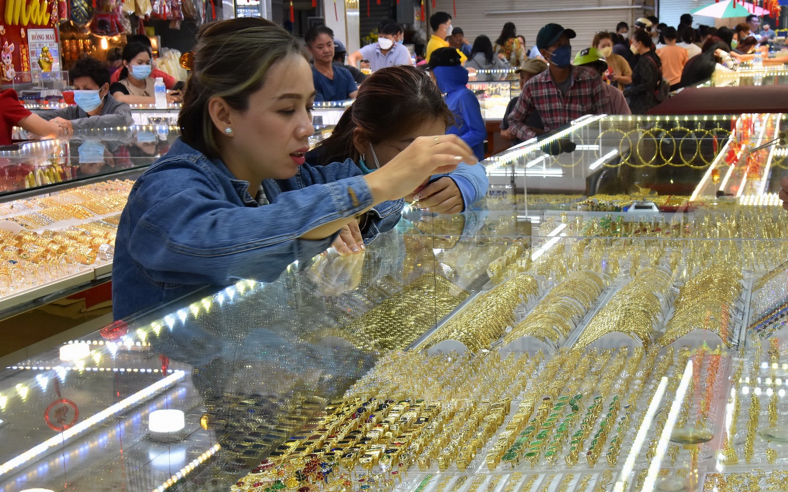 Giá vàng hôm nay, 16-4: Biến động khó lường, tăng - giảm chóng mặt