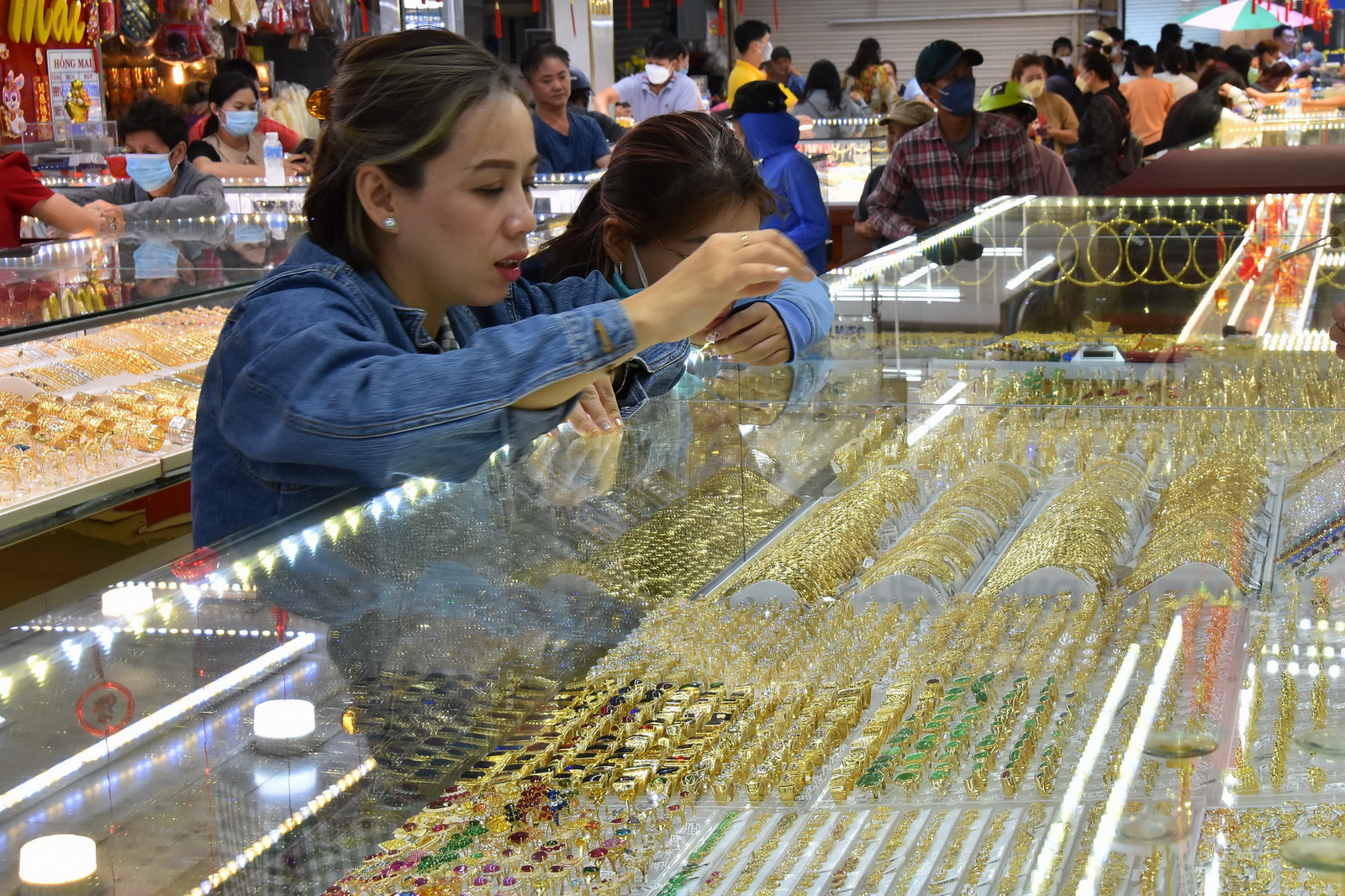 Giá vàng hôm nay, 16-4: Biến động khó lường, tăng - giảm chóng mặt- Ảnh 1.