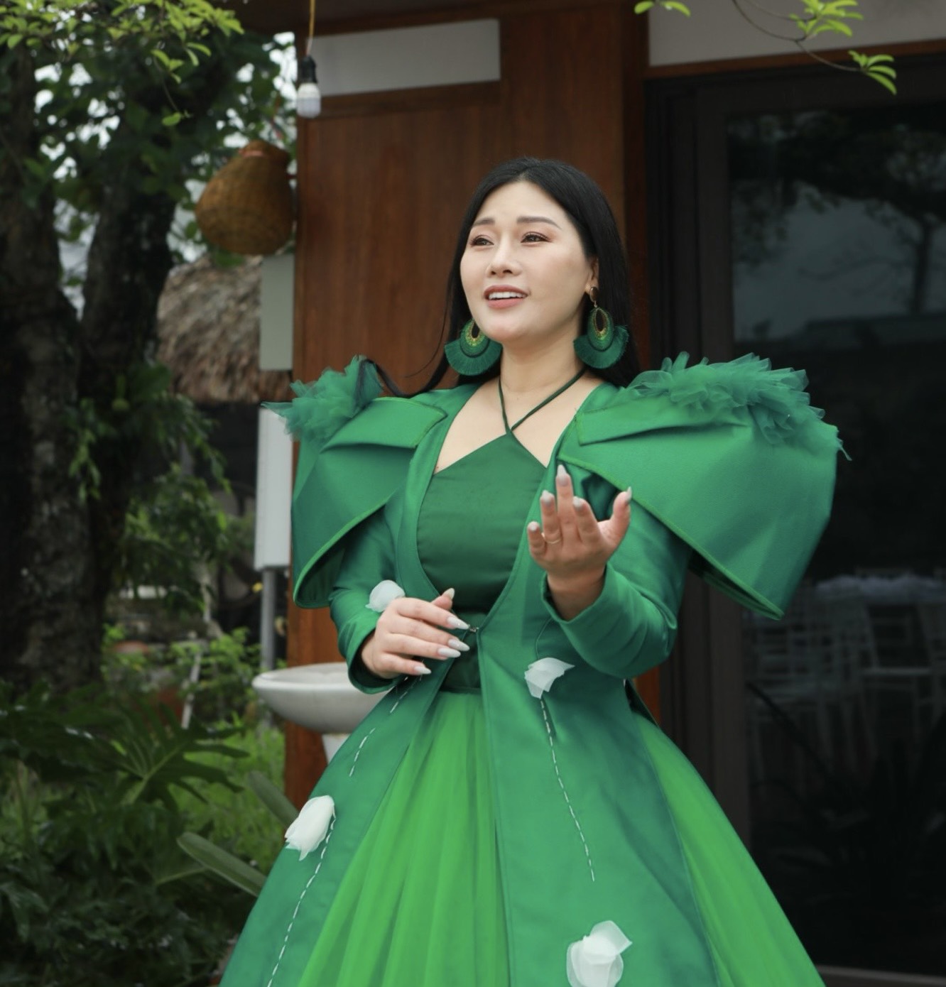 NSƯT Hương Giang l&agrave;m mới ca kh&uacute;c c&aacute;ch mạng- Ảnh 1.