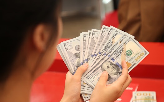 Sau vàng, đến lượt giá USD ngân hàng cũng tăng vọt