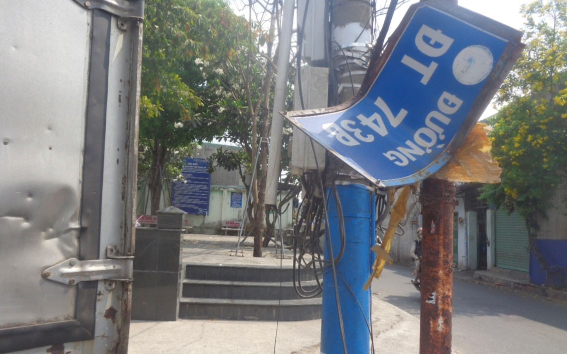 Bảng tên đường chờ... rụng