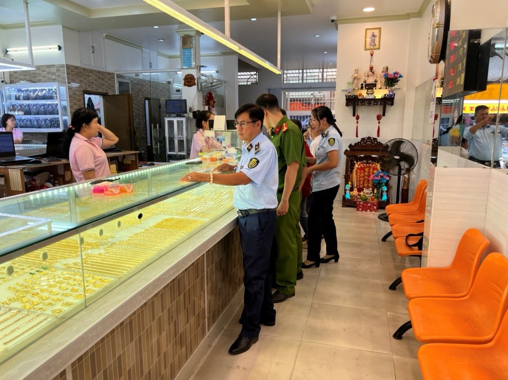 Ph&aacute;t hiện vi phạm tại nhiều tiệm v&agrave;ng ở miền T&acirc;y- Ảnh 8.