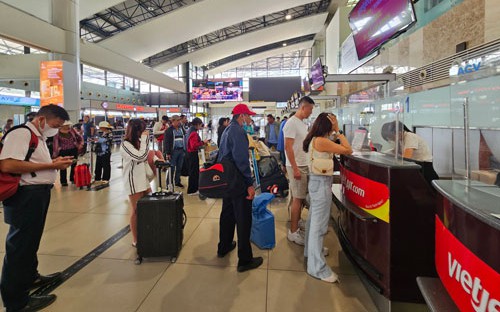 Lỡ "kỳ nghỉ vàng" vì giá vé máy bay cao