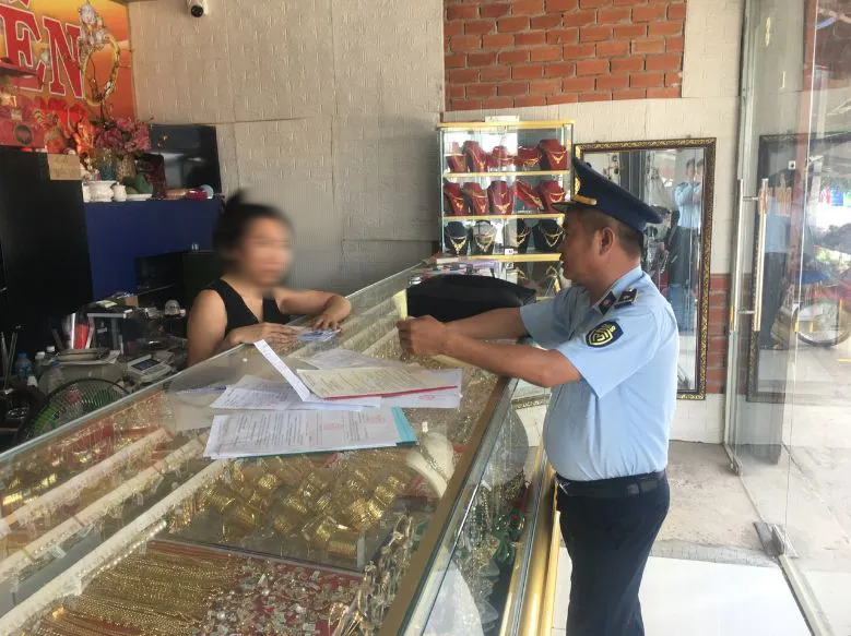 Ph&aacute;t hiện vi phạm tại nhiều tiệm v&agrave;ng ở miền T&acirc;y- Ảnh 6.