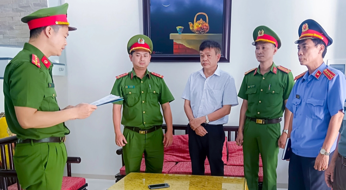Khởi tố thêm 2 bị can vụ nhận hối lộ ở trung tâm đăng kiểm Thừa Thiên - Huế- Ảnh 1.
