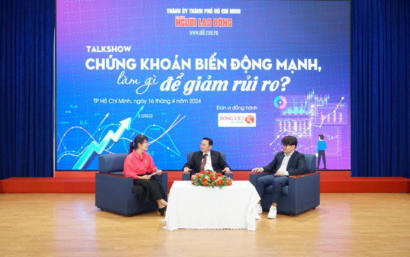 Các chuyên gia tham dự talkshow “Chứng khoán biến động mạnh, làm gì để giảm rủi ro?” do Báo Người Lao Động tổ chức Ảnh: DUY PHÚ