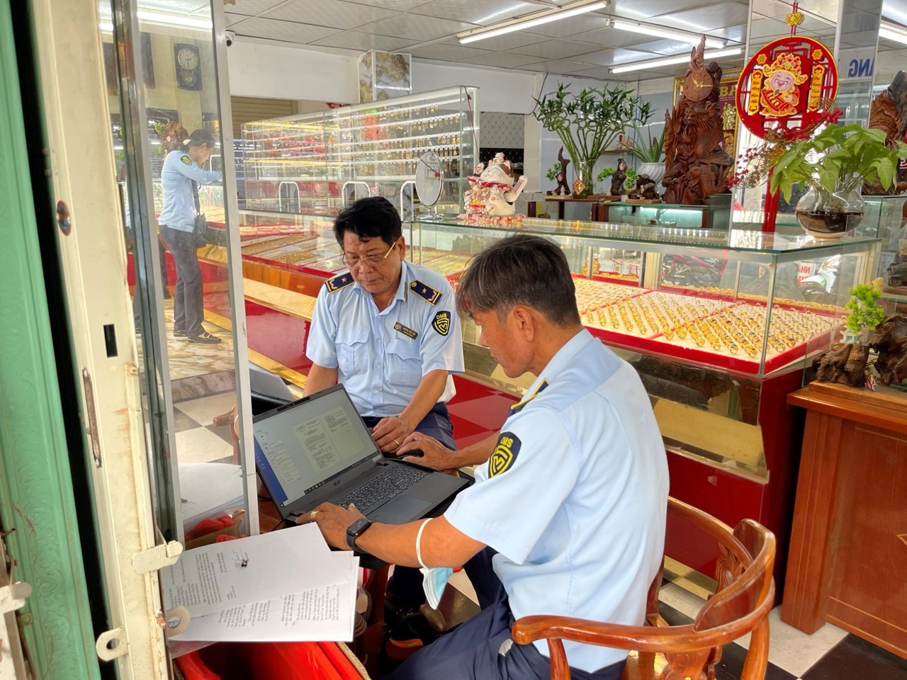 Ph&aacute;t hiện vi phạm tại nhiều tiệm v&agrave;ng ở miền T&acirc;y- Ảnh 9.