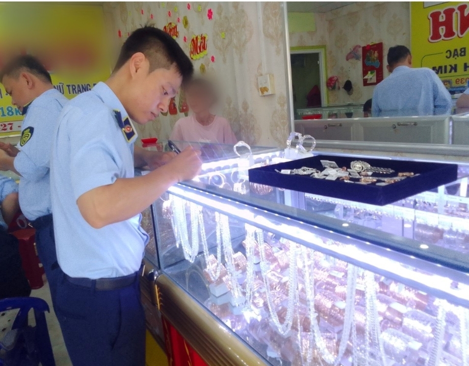 Ph&aacute;t hiện vi phạm tại nhiều tiệm v&agrave;ng ở miền T&acirc;y- Ảnh 11.