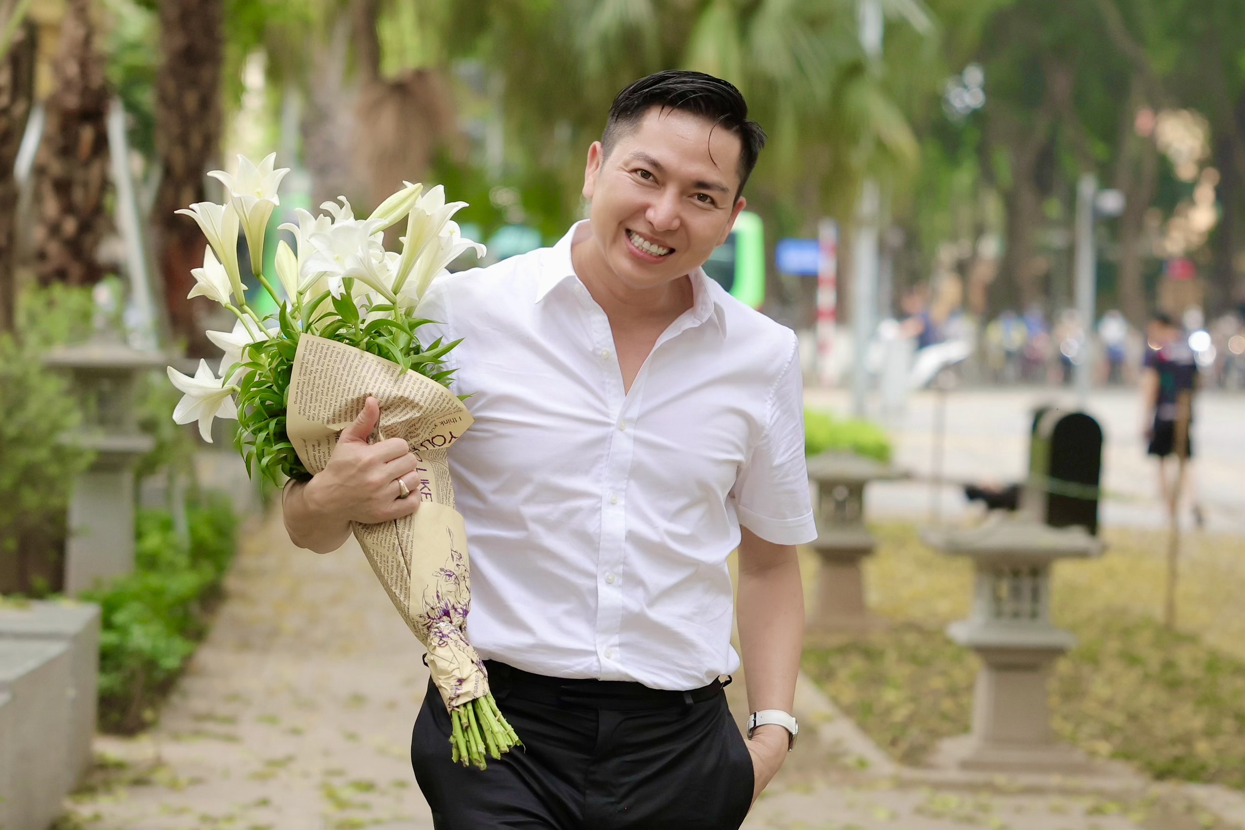BTV Tuấn Duy thư sinh bên hoa loa kèn Hà Nội- Ảnh 1.