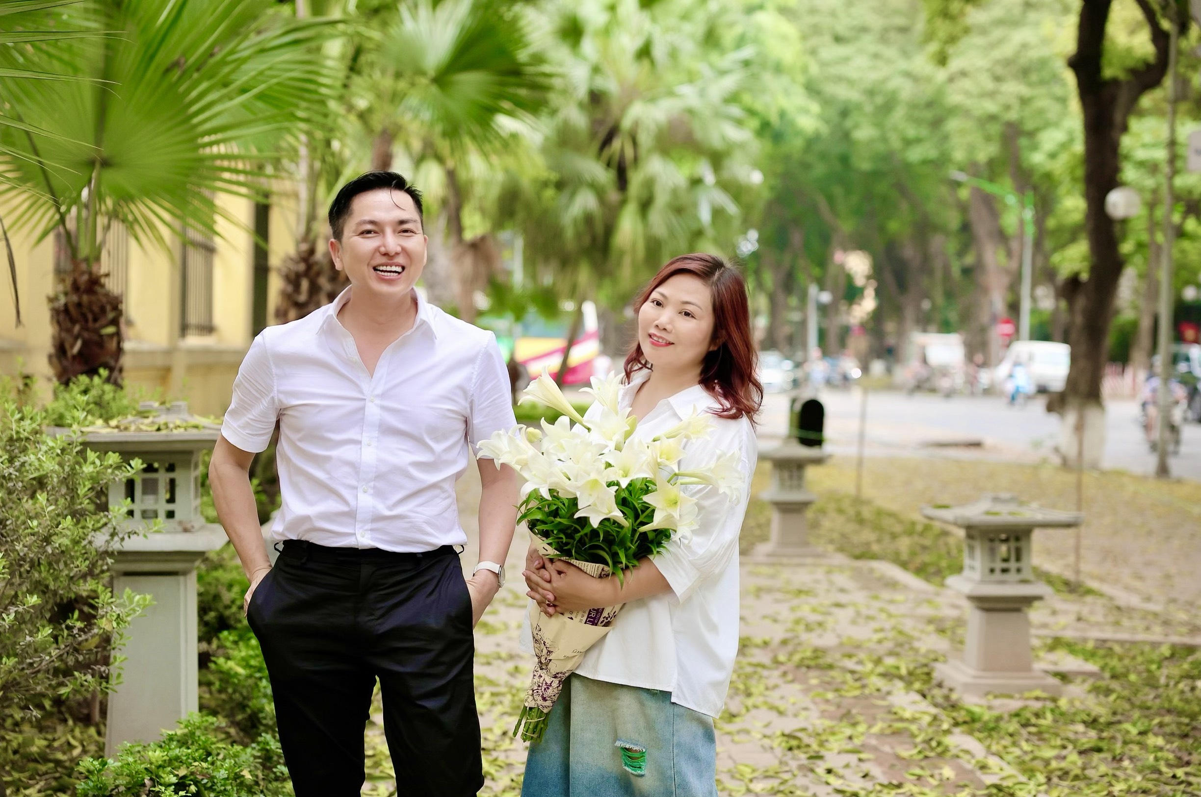 BTV Tuấn Duy thư sinh bên hoa loa kèn Hà Nội- Ảnh 2.