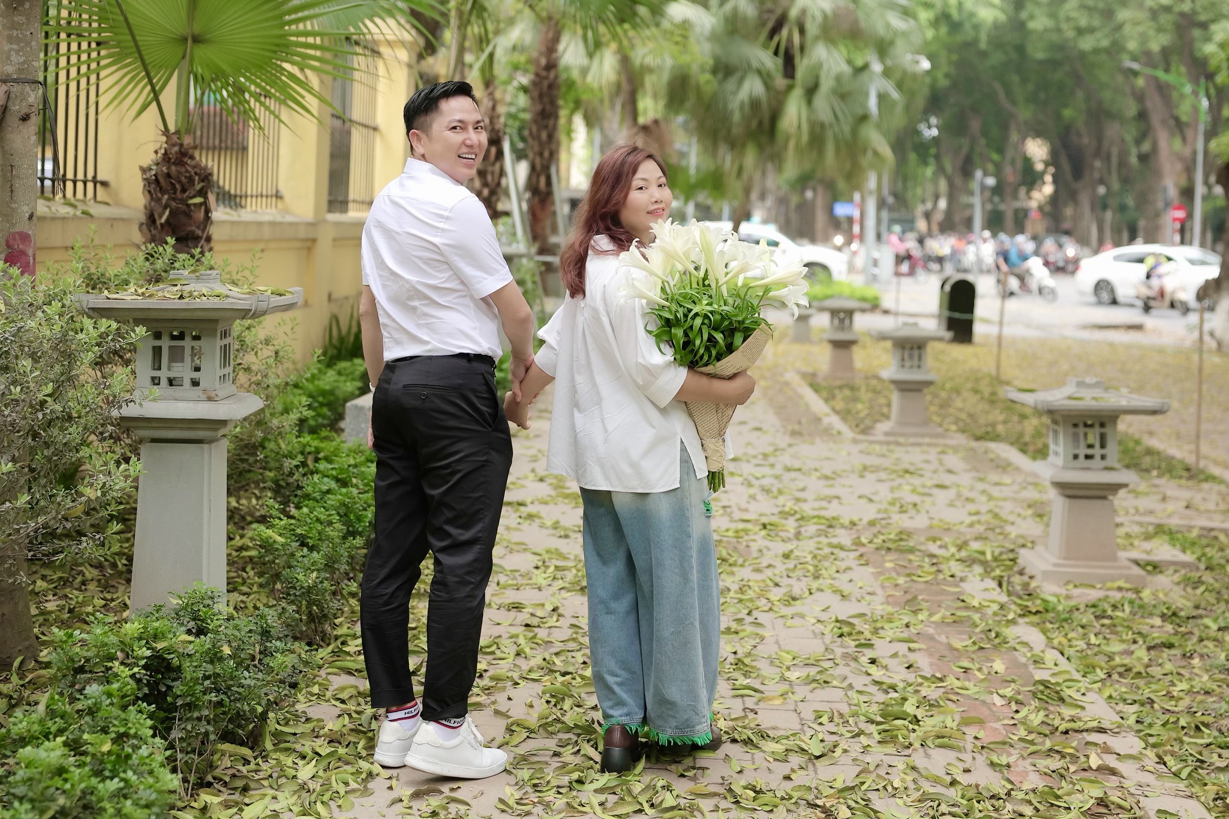 BTV Tuấn Duy thư sinh bên hoa loa kèn Hà Nội- Ảnh 3.