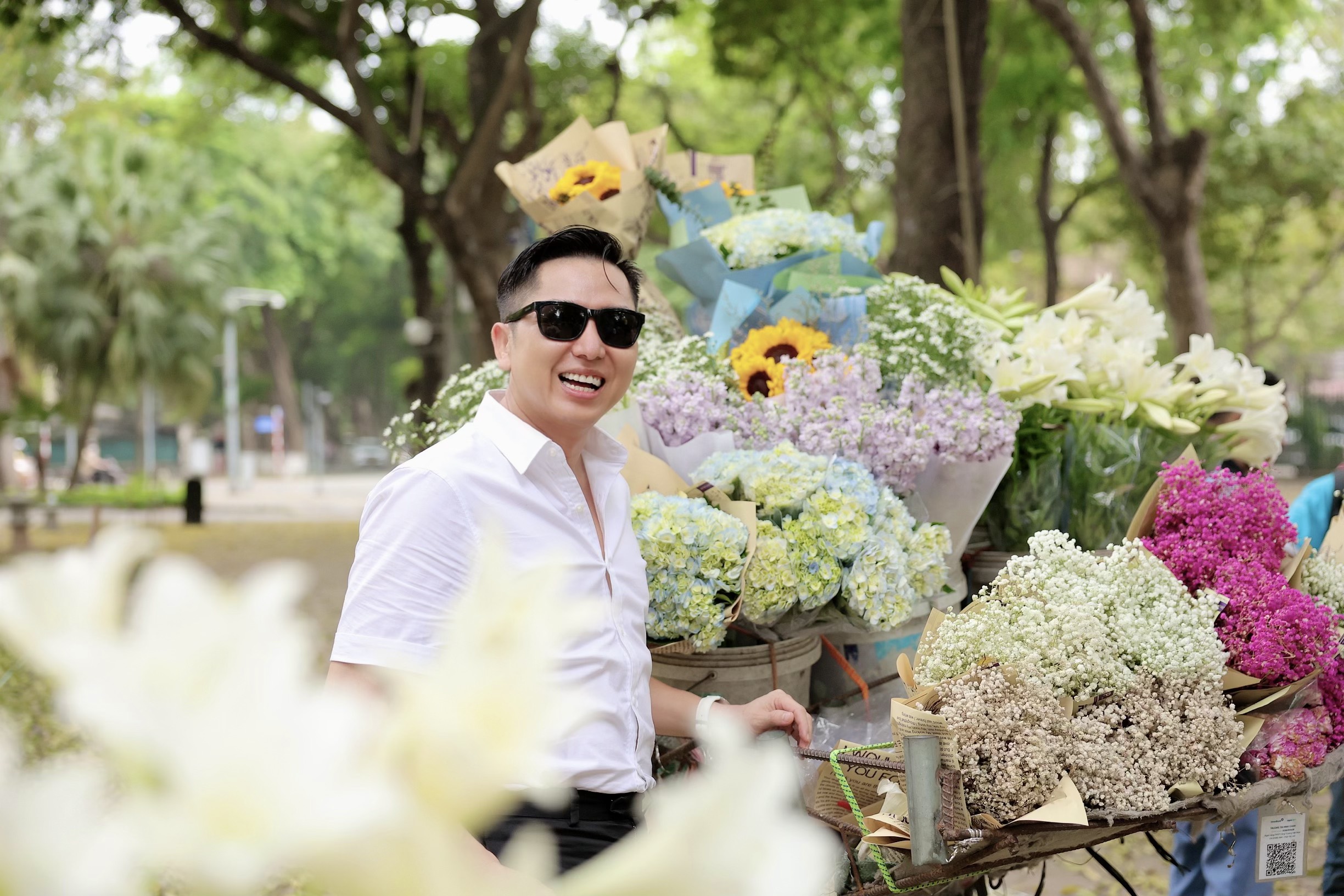 BTV Tuấn Duy thư sinh bên hoa loa kèn Hà Nội- Ảnh 4.