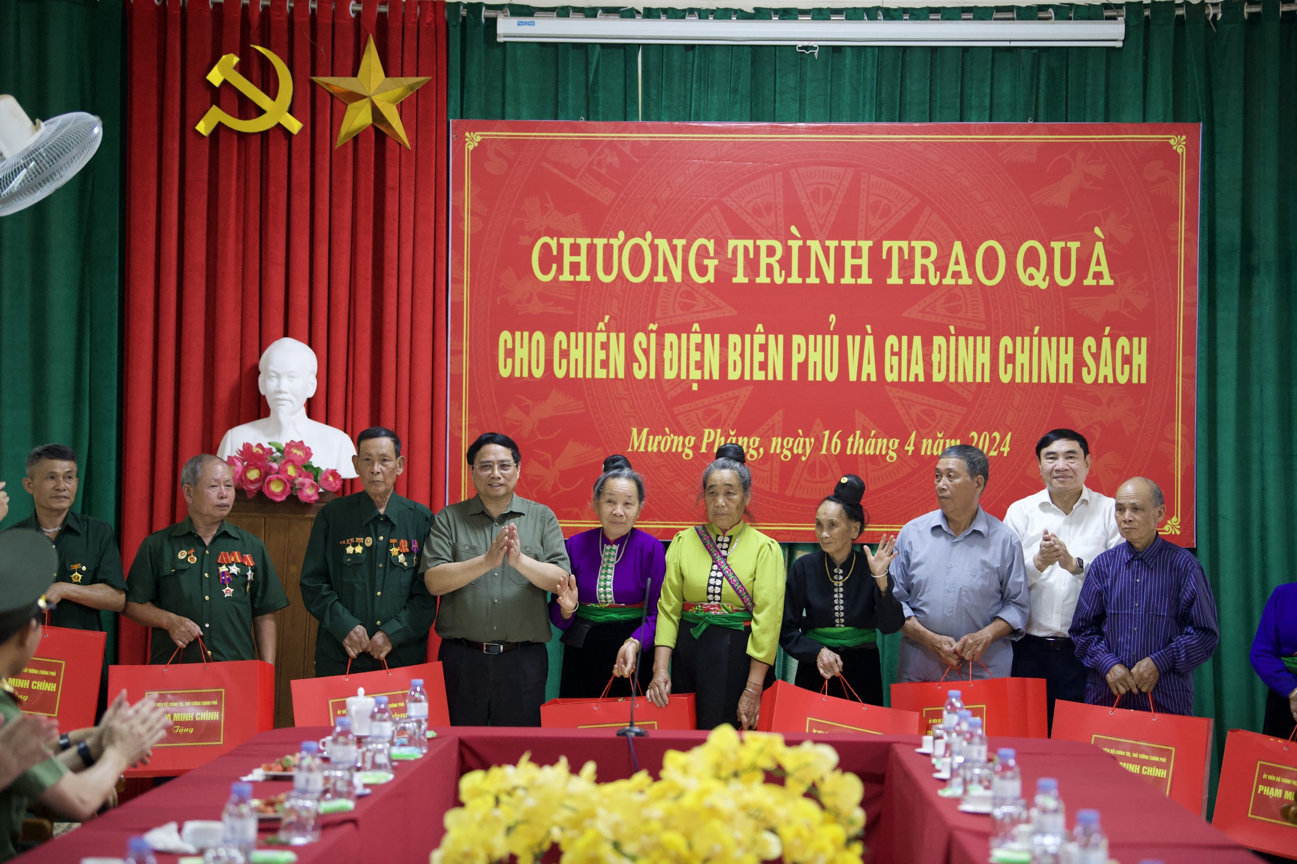 Thủ tướng dâng hương tưởng niệm Đại tướng Võ Nguyên Giáp tại Mường Phăng- Ảnh 1.