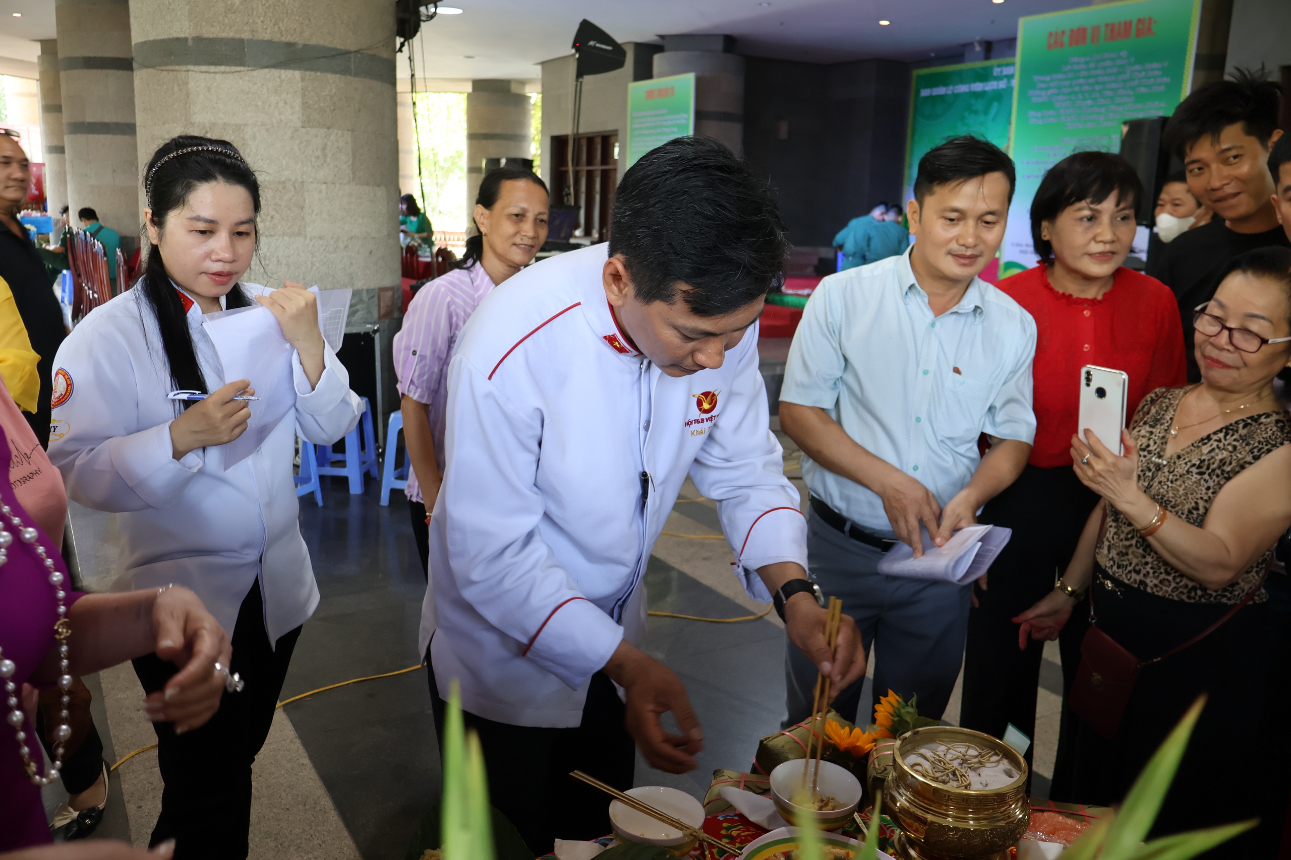 TP HCM: Thi g&oacute;i, nấu b&aacute;nh chưng d&acirc;ng Vua H&ugrave;ng- Ảnh 3.