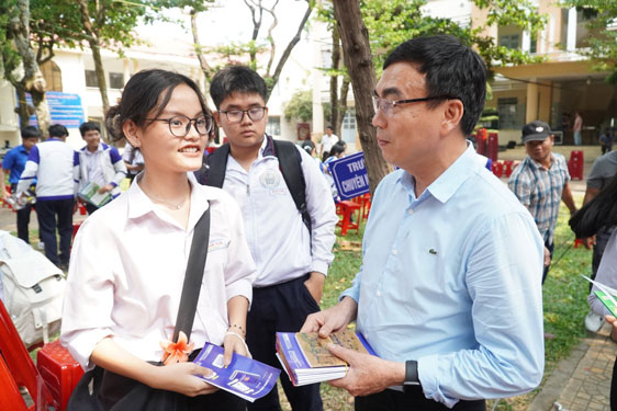 Học sinh t&igrave;m hiểu th&ocirc;ng tin x&eacute;t tuyển của c&aacute;c trường đại học Ảnh: HUẾ XU&Acirc;N