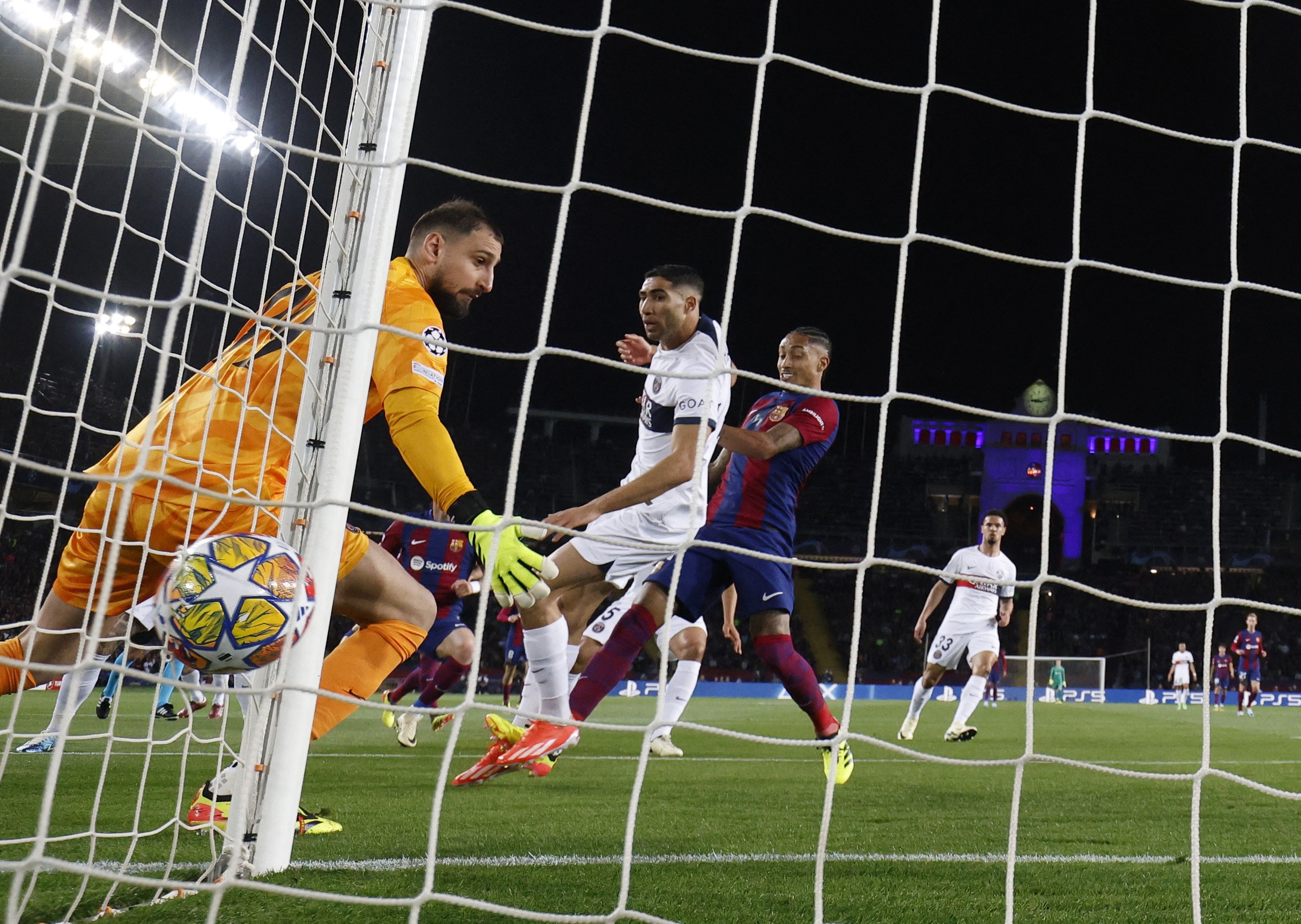Địa chấn xứ Catalan, PSG ngược dòng loại Barcelona ở tứ kết Champions League- Ảnh 3.