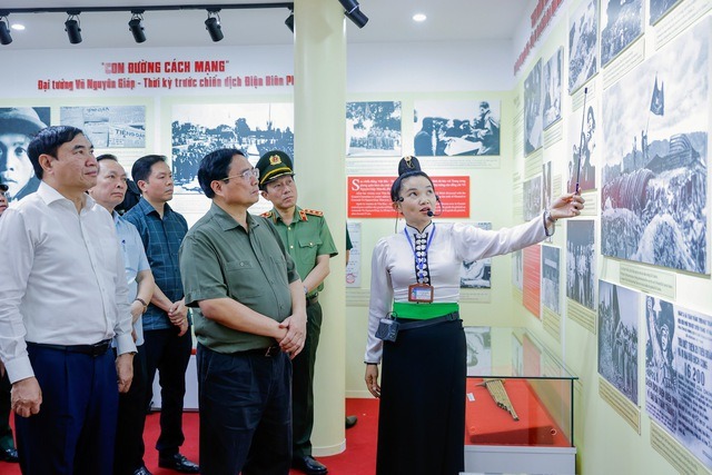 Thủ tướng dâng hương tưởng niệm Đại tướng Võ Nguyên Giáp tại Mường Phăng- Ảnh 4.