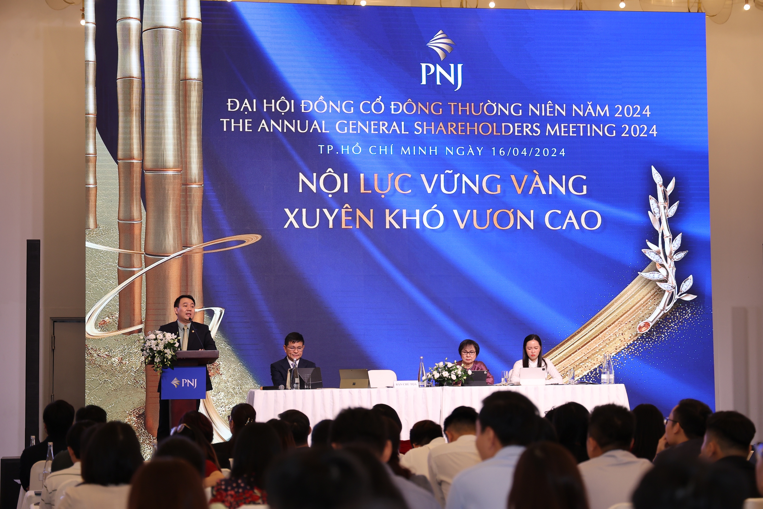 "Đại gia" v&agrave;ng trang sức Ph&uacute; Nhuận n&oacute;i g&igrave; về việc gi&aacute; v&agrave;ng tăng phi m&atilde;? - Ảnh 1.