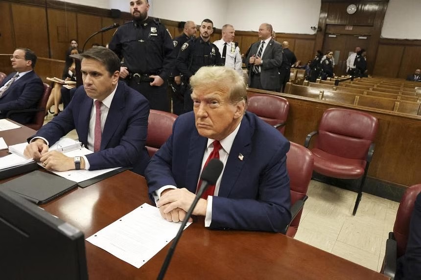 Cựu tổng thống Mỹ Donald Trump trong phòng xử án tại Tòa án Hình sự Manhattan, New York, ngày 15-4. ẢNH: New York Times