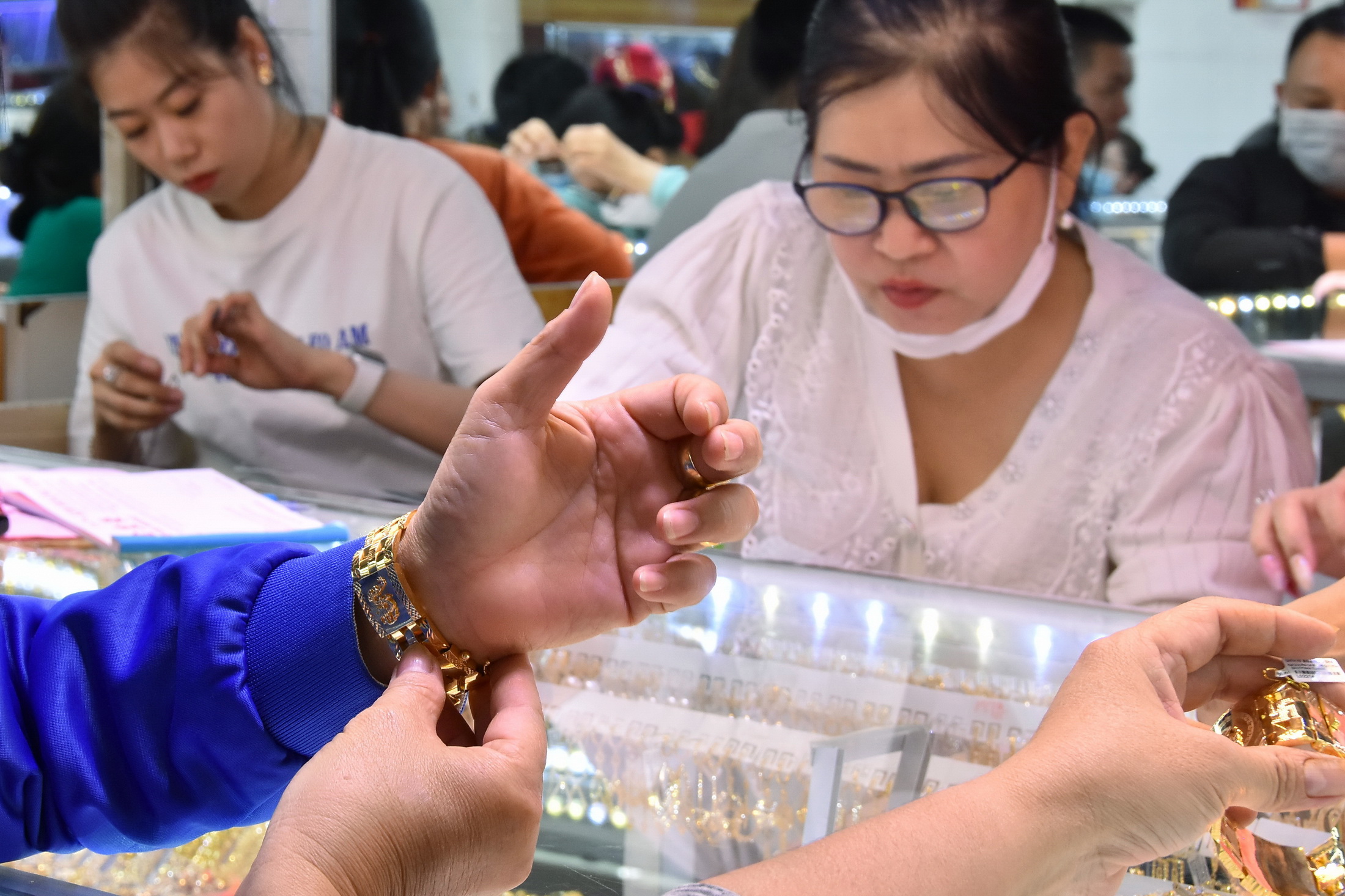 Giá vàng hôm nay, 17-4: Nhiều yếu tố gây bất ngờ- Ảnh 1.