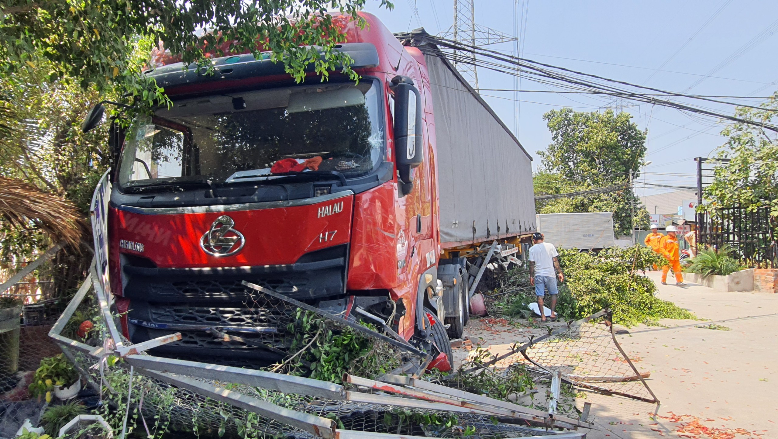 H&uacute; v&iacute;a với chiếc container bị nổ lốp ở huyện Củ Chi- Ảnh 1.