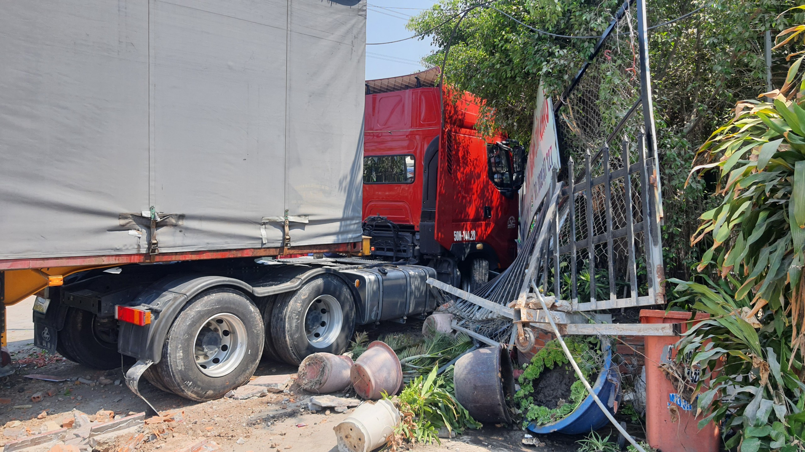 H&uacute; v&iacute;a với chiếc container bị nổ lốp ở huyện Củ Chi- Ảnh 2.