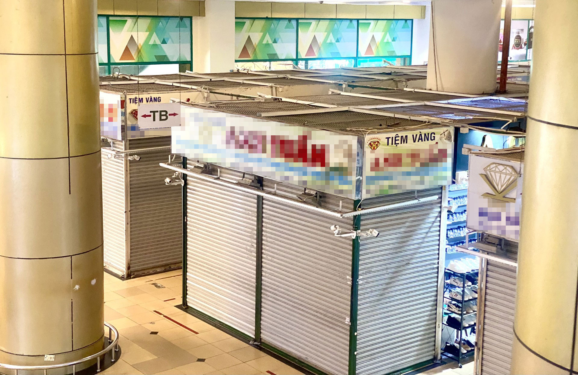 Một loạt tiệm vàng tại An Đông Plaza (quận 5, TP HCM) cửa đóng then cài Ảnh: LÊ TỈNH