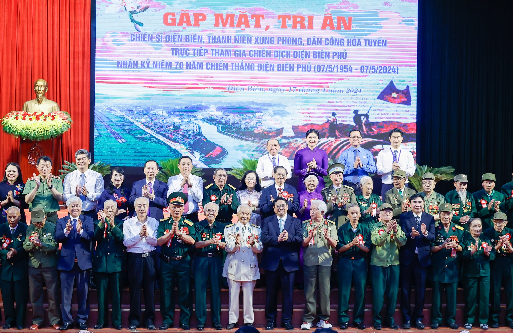 Thủ tướng Phạm Minh Chính cùng các lãnh đạo Đảng, Nhà nước chụp ảnh lưu niệm với các đại biểu là chiến sĩ Điện Biên, thanh niên xung phong, dân công hỏa tuyến trực tiếp tham gia Chiến dịch Điện Biên Phủ